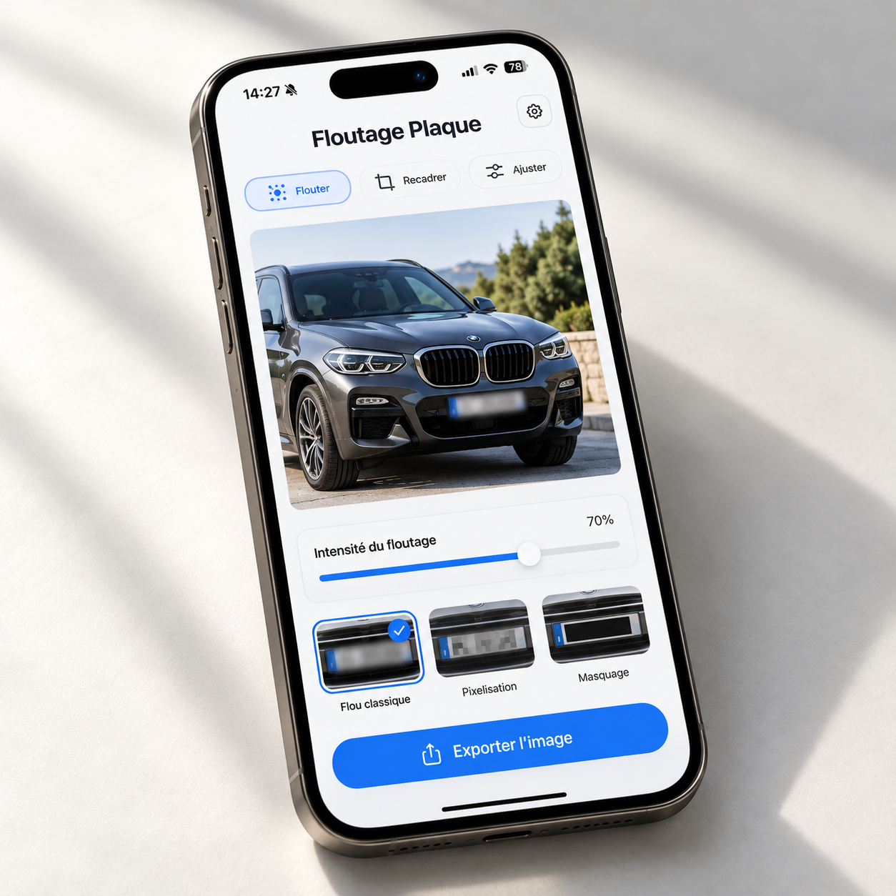 Outil de floutage de plaques automobiles affiché sur un téléphone